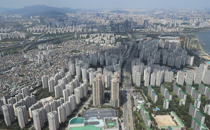 올해 부동산 시장은 '상저하고'를 보일 전망이다. 사진은 서울의 아파트 밀집지역. [사진=유준상 기자]