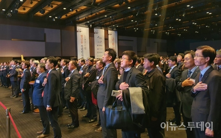 방문규 한국수출입은행장(오른쪽)을 비롯한 금융공기업 기관장들이 3일 서울 신라호텔에서 열린 2020년 범금융 신년인사회에서 국기에 대한 경례를 하고 있다.