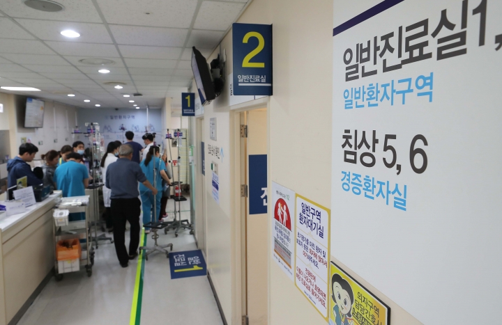 서울 동작구 서울특별시보라매병원 응급의료센터가 경증환자들로 붐비고 있다. [사진=연합뉴스]