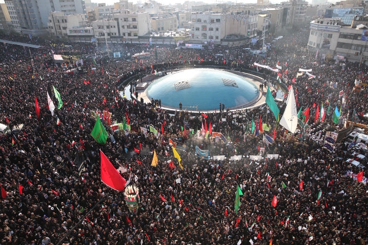이란 수도 테헤란에서 거행된 가셈 솔레이마니 혁명수비대 쿠드스군 사령관의 장례식에 모여든 군중. [사진=연합뉴스]