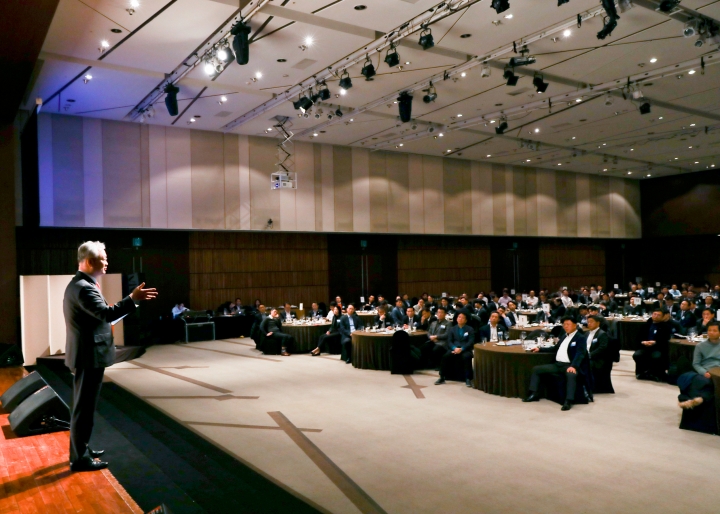 정영채 NH투자증권 사장(왼쪽)이 9일 여의도 63컨벤션 센터에서 개최된 ‘2020년 리더스 컨퍼런스’에서 전 임원 및 부·점장 대상으로 경영전략에 대해 설명하고 있다. [사진=NH투자증권]