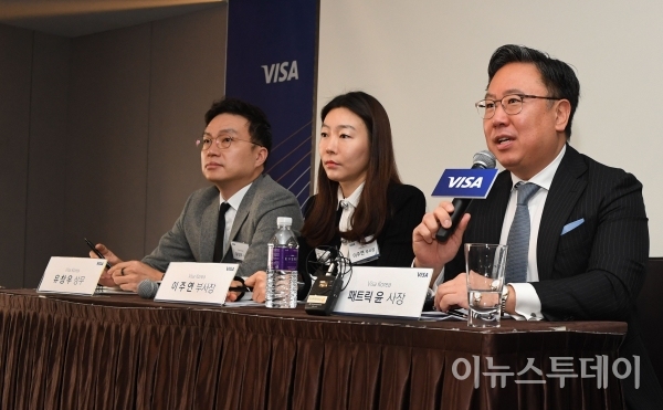 비자코리아 패트릭 윤 비자코리아 사장(오른쪽)은 13일 오전 서울 중구 더플라자 호텔에서 열린 '2020년 신년 기자간담회'에서 올해 사업계획에 대해 설명하고 있다.
