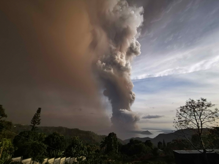 12일 오전 필리핀 탈 화산이 분화해 13일까지 마닐라공항 운항에 차질을 빚었다. [사진=연합뉴스]