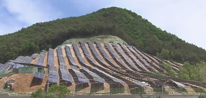 산지를 훼손한 형태로 설치된 태양광 패널. [사진=유준상 기자]