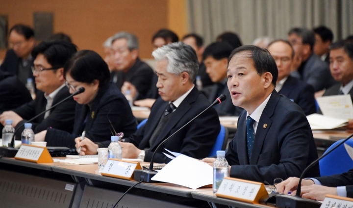 박종호 산림청장(오른쪽)이 15일 대전 서구 정부대전청사에서 열린 '2020년도 전국 산림관계관 회의'에서 인사말을 하고 있다. [사진=산림청]