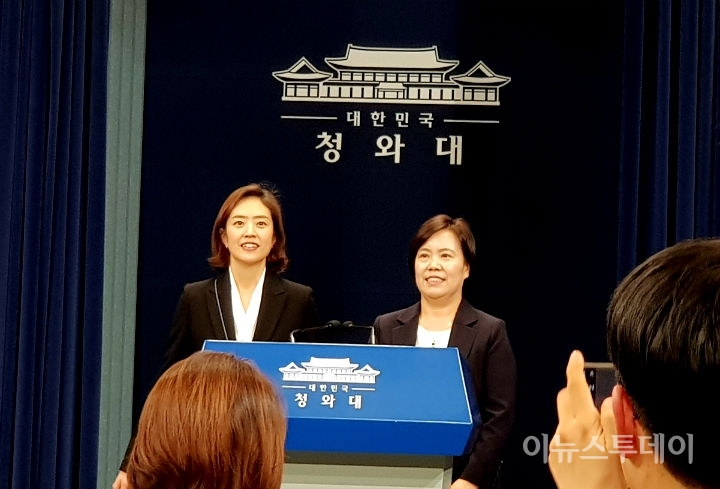 청와대 고민정(왼쪽) 대변인과 유송화 춘추관장이 총선 출마 사퇴시한(16일) 하루를 앞둔 15일 사의를 표명했다.