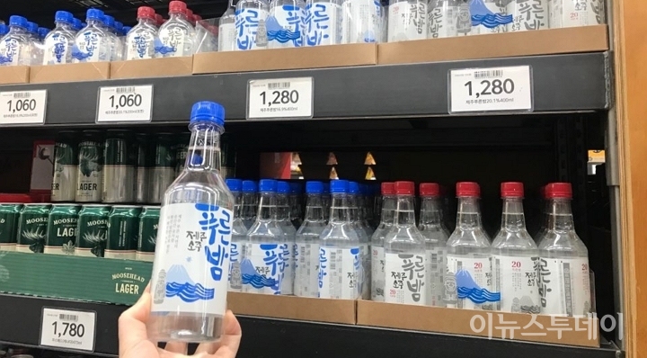 서울 시내 한 노브랜드 매장에 진열된 푸른밤 소주. [사진=이하영 기자]