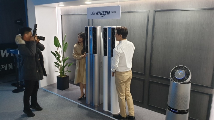 16일 LG전자가 서울 강남구 청담동 디자이너스클럽에서 2020년형 LG 휘센 씽큐 에어컨을 공개했다. 사진은 모델들이 제품과 함께 포즈를 취하는 모습. [사진=여용준 기자]