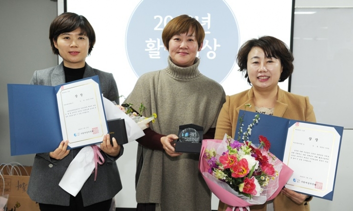 최영옥 문화복지위원장(오른쪽)과 장미영 의원이 수원여성의전화로부터 여성인권디딤돌상 수상하고 기념촬영을 하고 있다. [사진=수원시의회]