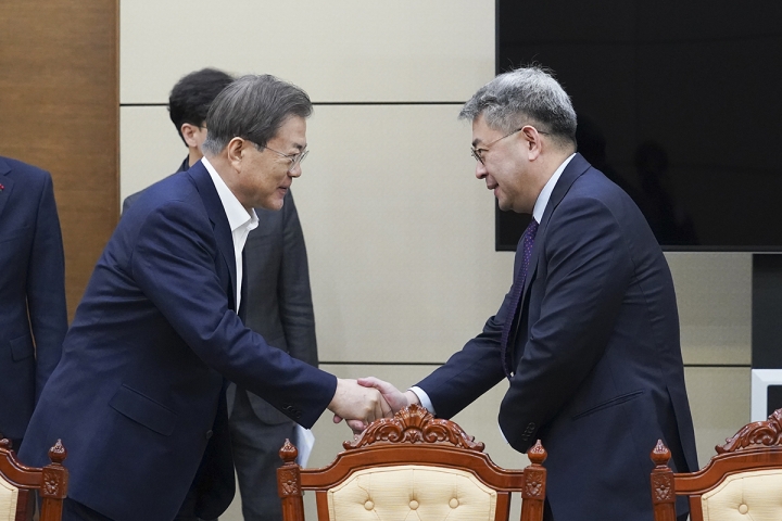 권구훈 북방경제협력위원장이 17일 문재인 대통령에게 '2020 신북방정책 전략'을 보고했다. [사진=청와대]