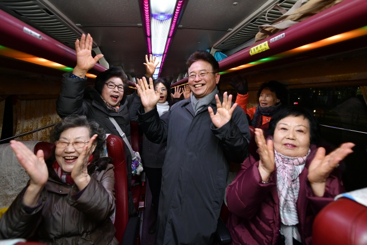 이철우 경북도지사와 관광객들이 '만원으로 떠나는 경북여행' 버스 안에서 환하게 웃고 있다[사진=경북도]