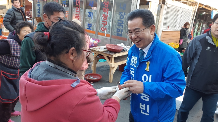 이용빈 광산갑 예비후보가 전통시장 봉사활동에 나섰다. [사진=이용빈 후보 선거사무소]