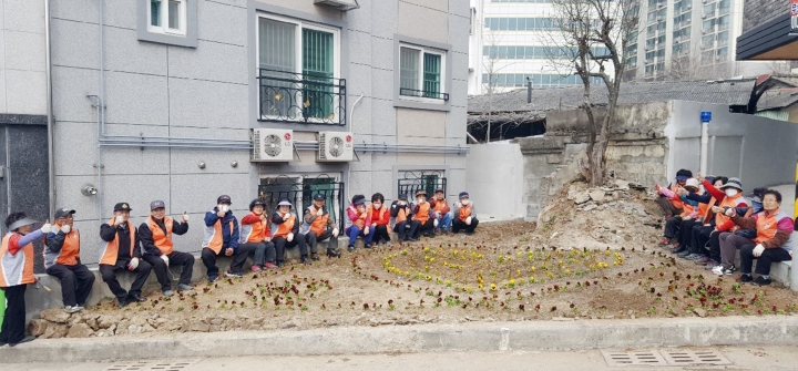 대전 중구는 '공무원 자원봉사 이수제'에 지난해에만 694명의 공무원이 1만1661시간의 봉사활동을 펼쳤다고 19일 밝혔다. 사진은 용두동에서 불법 쓰레기가 많았던 곳을 치워 만든 꽃밭. [사진=중구청]