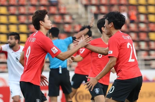 19일 오후(현지시간) 태국 랑싯 탐마삿 스타디움에서 열린 2020 아시아축구연맹(AFC) U-23 챔피언십 한국과 요르단의 8강전, 조규성이 선제골을 넣은 뒤 동료들의 축하를 받고 있다. [사진=연합뉴스]
