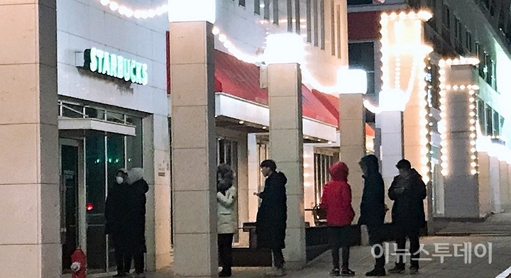 21일 새벽 6시 52분경 BTS 협업 굿즈 판매 첫날 스타벅스 매장 앞에 고객들이 줄 서있다. [사진=이하영 기자]
