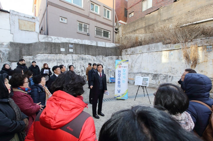 이강호 남동구청장이 구월2동 대림빌라를 방문, 주민들에게 현황을 설명하고 있다.