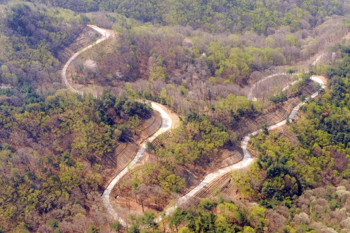 산림청은 설을 맞아 산림 내에 시설한 임도를 한시적으로 개방해 편안한 성묘를 돕는다고 22일 밝혔다. [사진=산림청]