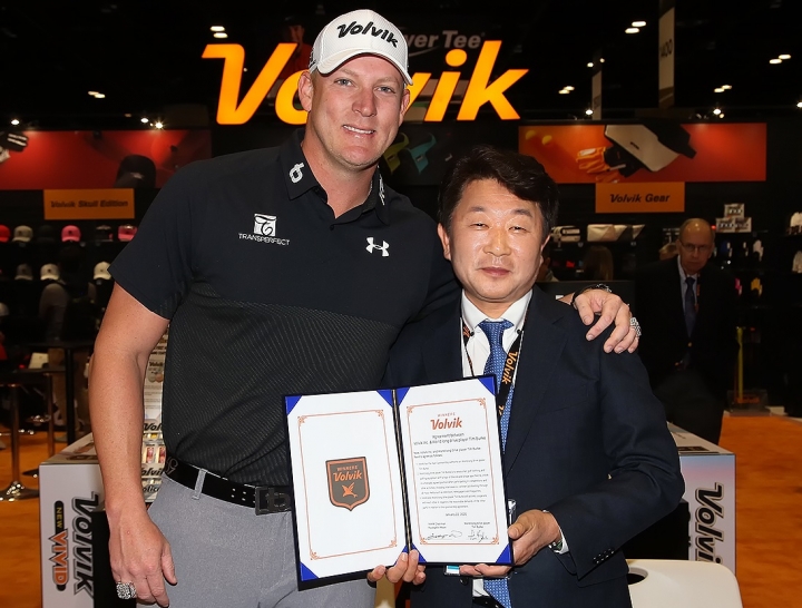 볼빅은 미국 플로리다주 올랜도 오렌지 카운티 컨벤션센터에서 열리고 있는 2020 PGA 머천다이즈 쇼에서 WLD 투어 팀 버크(오른쪽)와 메인 스폰서십 계약을 체결했다. 사진 왼쪽은 문경안 볼빅 회장. [사진=볼빅]
