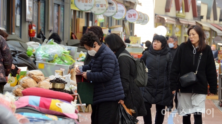 23일 춘천 풍물시장에 방문한 손님들이 제수용품, 먹거리 등을 둘러보고 있다.