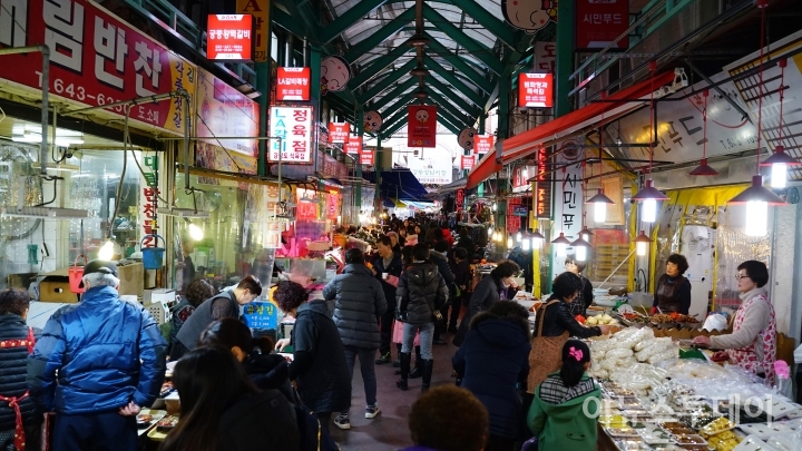 22일 설 대목이라는 이름에 걸맞게 강릉 중앙시장에 많은 사람들이 붐비고 있다.