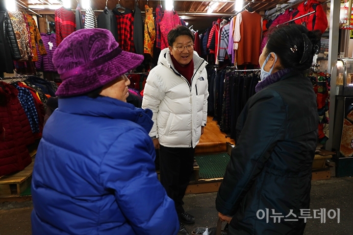 권성동 국회의원이 강릉시 중앙시장 일원에서 지역 주민들을 만나며 인사를 나누고 있다.