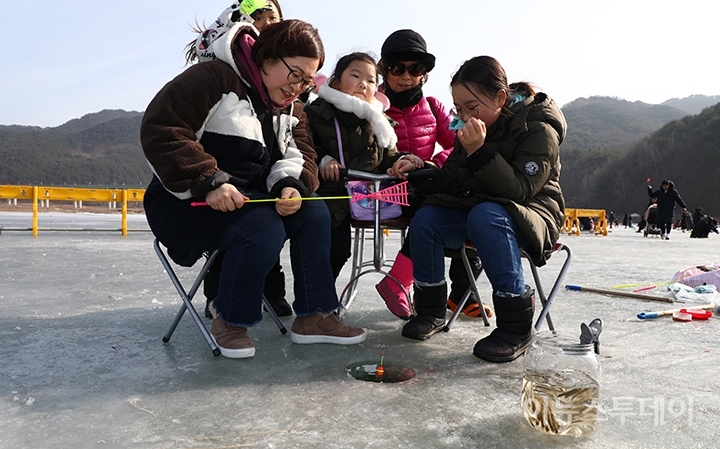 설 명절 연휴 시작인 24일 강원 인제군 빙어호 일원에서 '제20회 인제빙어축제'가 열리고 있는 가운데 가족들이 얼음낚시를 즐기고 있다.