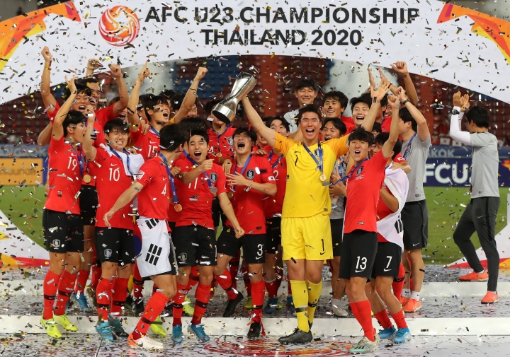 26일 오후(현지시간) 태국 방콕 라자망갈라 스타디움에서 열린 2020 아시아축구연맹(AFC) U-23 챔피언십 한국과 사우디아라비아의 결승전에서 사우디를 꺾고 사상 첫 대회 우승에 성공한 선수들이 우승 트로피를 높이 들고 환호하고 있다. [사진=연합뉴스]