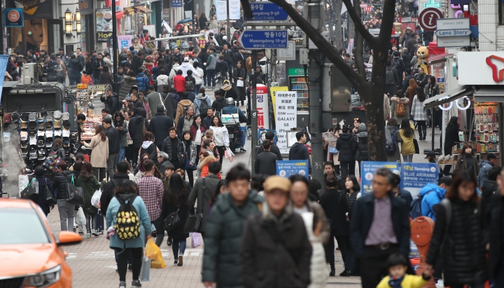 서울 중구 명동 거리가 시민들과 관광객들로 붐비고 있다. [사진=연합뉴스]