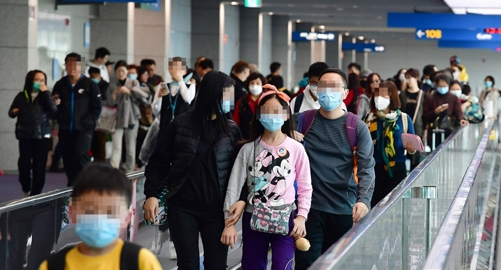 신종 코로나바이러스 우한 폐렴으로 인한 사망자가 중국에서 급증하는 가운데 23일 인천국제공항에서 탑승객들이 마스크를 쓴 채 걷고 있다. [사진=연합뉴스]