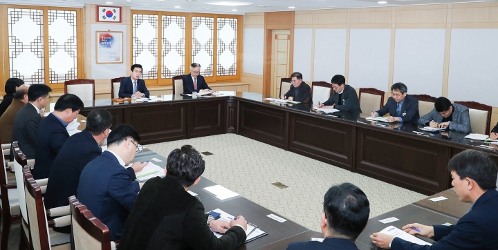 대전시는 허태정 시장이 28일 오전 시청 소회의실에서 주간업무회의를 열고 신종 코로나바이러스 대책상황을 점검했다고 밝혔다. [사진=대전시청]