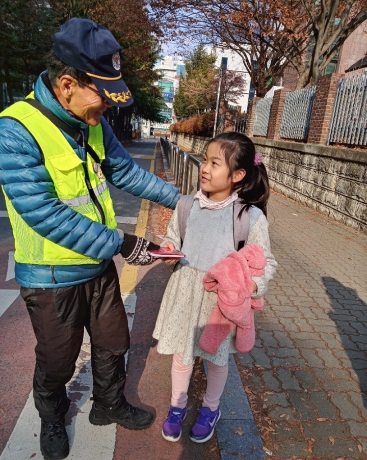 대전둔산경찰서는 우리 지역 어린이들이 안전하게 성장할 수 있는 환경을 조성하기 위해 은퇴한 전문 인력을 활용한 아동안전지킴이를 모집한다고 30일 밝혔다. [사진=대전둔산경찰서]