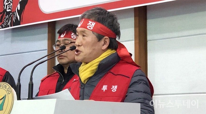3일 박승기 정선알파인경기장 철거반대 범군민 투쟁위원회 부위원장이 도청 브리핑에서 성명서를 발표하고 있다.
