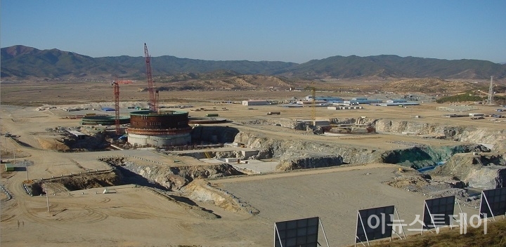 북한 금호지구에 건설이 중단된 채 남은 경수로 전경. 2005년 11월에 폐기된 이 사업의 공정률은 34.5% 수준이다. [사진=변준연 회장]