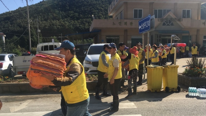지난해 7월 강릉 수해 당시 수원시민들이 기부한 헌수건이 전달되고 있다. [사진=수원시]