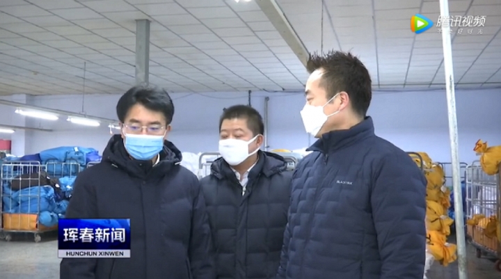 고범영 쌍방울 훈춘공장 공장장(오른쪽 첫번째)이 중국 정부 관계자와 이야기를 나누고 있다. [사진=훈춘방송 캡처]