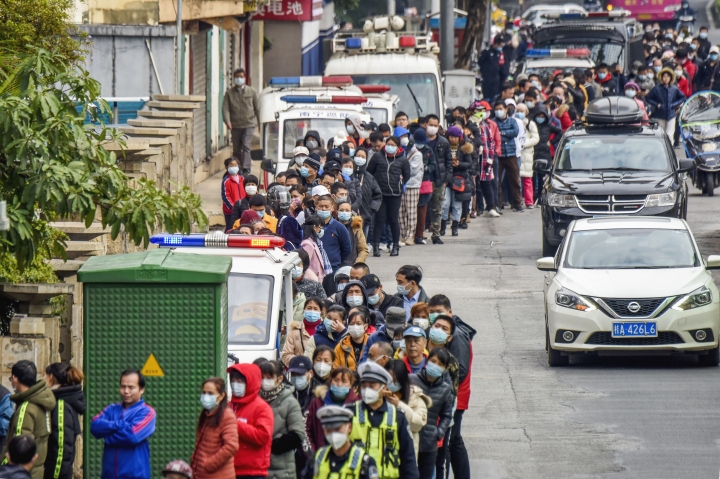 중국 난징에 거주하는 주민들이 마스크를 구매하기 위해 줄을 서 있다. [사진=연합뉴스]
