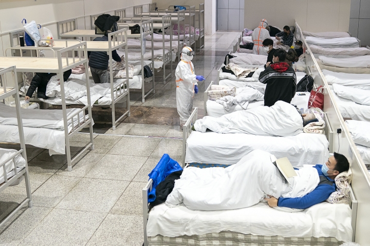 중국 신종 코로나바이러스 감염자들이 우한 임시 병원에 수용돼 있는 모습.[사진=연합뉴스]