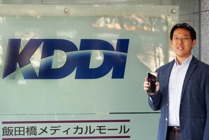 일본 통신사인 KDDI 관계자가 LG유플러스 5G 로밍 테스트를 하고 있는 모습.[사진=LG유플러스]