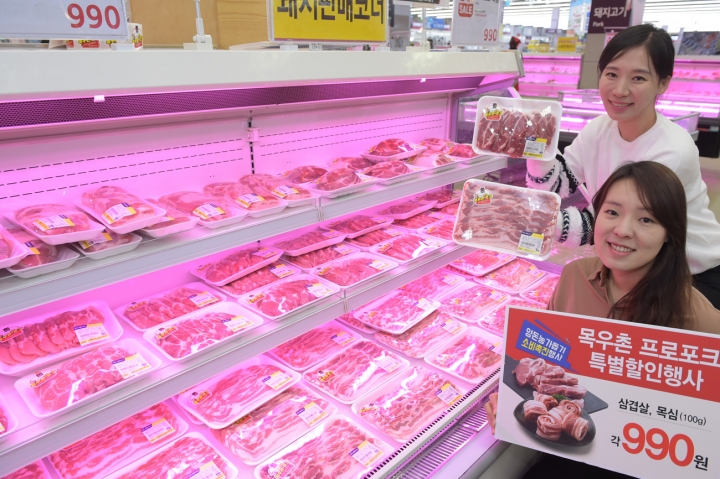 서울 농협 하나로마트 양재점에서는 목우촌 프로포크 삼겹살과 목심을 각각 100g당 990원에 19일까지 할인 판매한다. [사진=하나로마트]