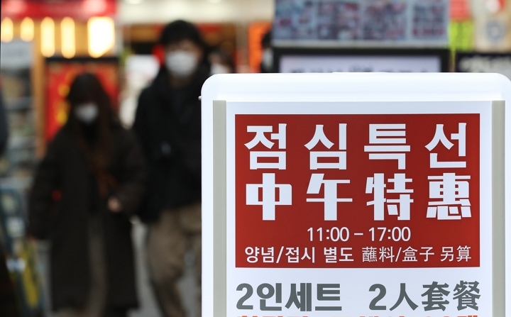 신종 코로나바이러스 공포가 확산되고 있는 가운데 10일 오후 서울 명동거리에서 마스크를 착용한 외국인 관광객들이 한적한 식당가를 걷고 있다. [사진=연합뉴스]