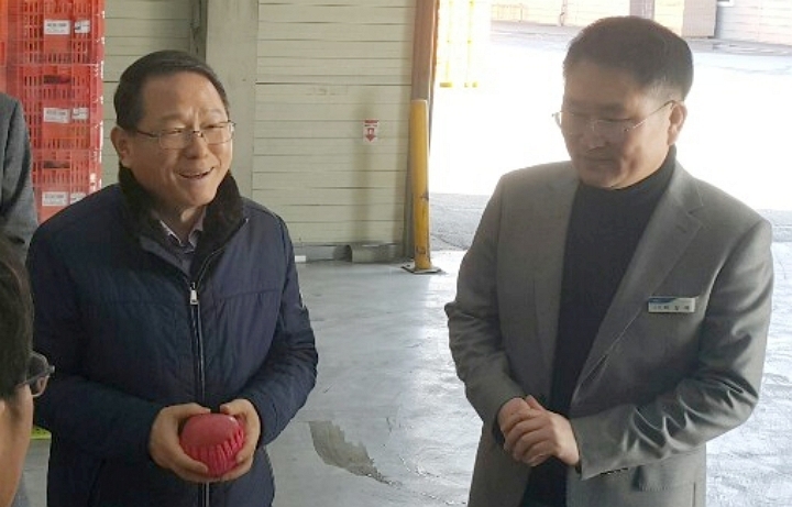김원석 농업경제 대표(왼쪽)가 11일 충북지역 사과 산지를 방문했다. [사진=농협중앙회]