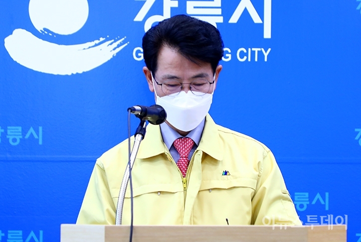 7일 김한근 강릉시장이 '신종코로나바이러스감염증 대응' 관련 기자회견에서 마블 테마파크와 관련된 질문을 받고 있다.