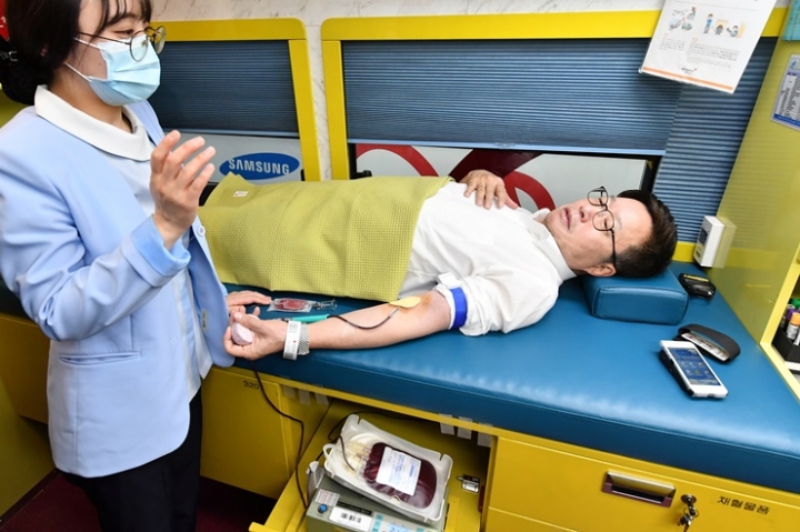 염태영 시장이 헌혈을 하고 있다. [사진=수원시]