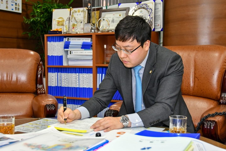 이관수 의장이 강남복지재단 ‘강남 1% 나눔 프로젝트’ 후원서를 작성하고 있다. [사진=강남구의회]