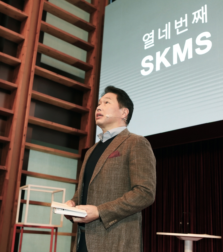 최태원 SK 회장이 18일 SK서린빌딩에서 열린 SKMS 개정선포식에 참석해 TED방식으로 SKMS 14차 개정 취지와 핵심 내용을 발표하고 있다. [사진=SK]
