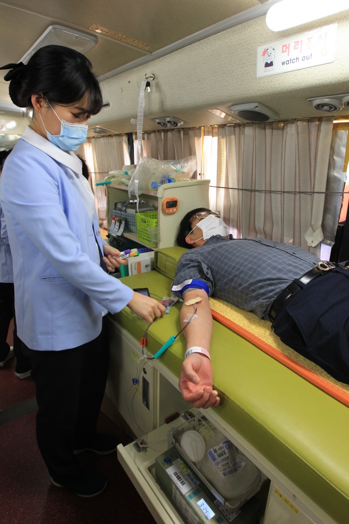 헌혈하는 과천시청 공무원들 [사진=과천시]