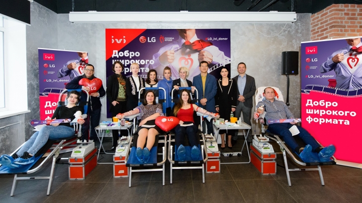 LG전자가 19일(현지시간) 러시아 모스크바에서 러시아 콘텐츠 업체 ‘ivi’와 함께 헌혈행사를 진행했다. 참가자들이 헌혈행사에 참여하고 있다. [사진=LG전자]