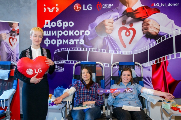 LG전자가 19일(현지시간) 러시아 모스크바에서 러시아 콘텐츠 업체 ‘ivi’와 함께 헌혈행사를 진행했다. 참가자들이 헌혈행사에 참여하고 있다. [사진=LG전자]