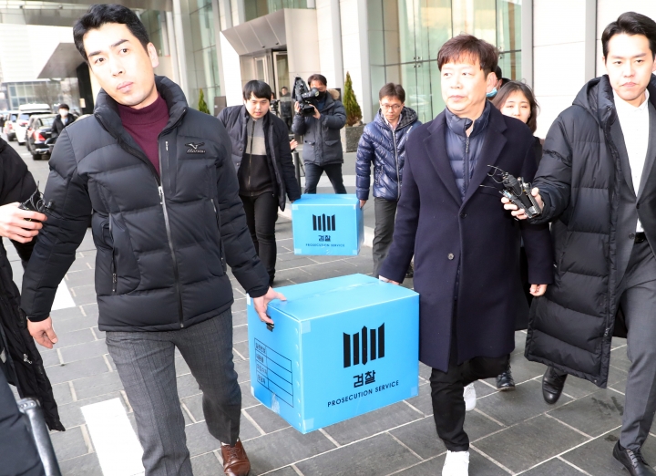 라임사태를 둘러싼 법적 공방이 거세지고 있다. 지난 19일 검찰 관계자들이 서울 여의도 IFC 내의 라임자산운용을 압수수색하고 압수물을 차로 옮기고 있다. [사진=연합뉴스]
