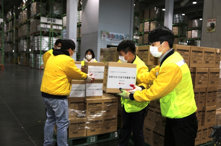 아성다이소 직원이 대구광역시에 지원할 KF94 마스크를 운반하고 있다. [사진=아성다이소]